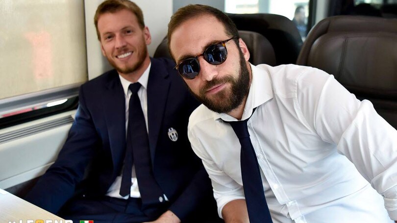 Juventus a Bologna: sorrisi e selfie in treno per l'ultima trasferta