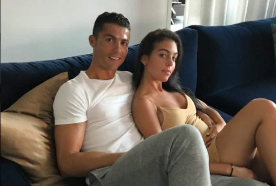 Cristiano Ronaldo ufficializza Georgina: il pancino sospetto scatena il web