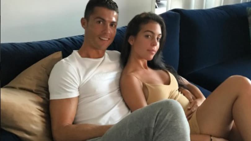Cristiano Ronaldo ufficializza Georgina: il pancino sospetto scatena il web