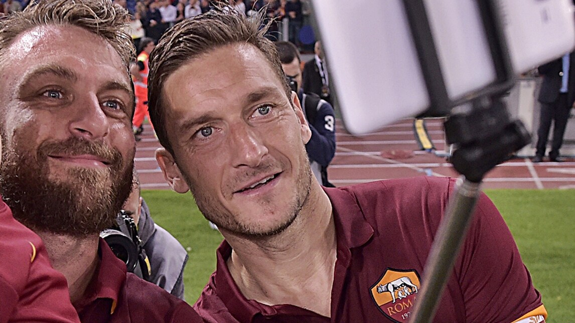 Roma, De Rossi a Totti: «Un onore giocare con te». Florenzi: «Quando ero raccattapalle...»
