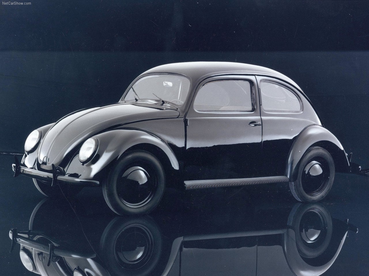 Volkswagen compie 80 anni: dal Maggiolino all'elettrica del popolo