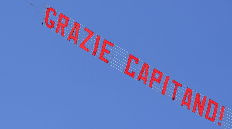 Totti, messaggio dal cielo: «Grazie, capitano»