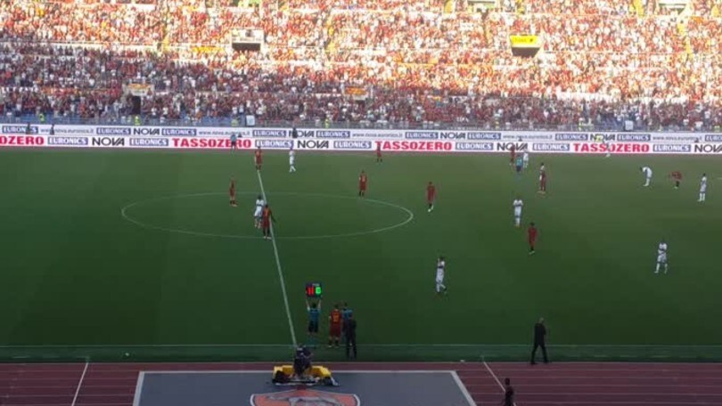 Roma, entra Totti: l'Olimpico lo accoglie così
