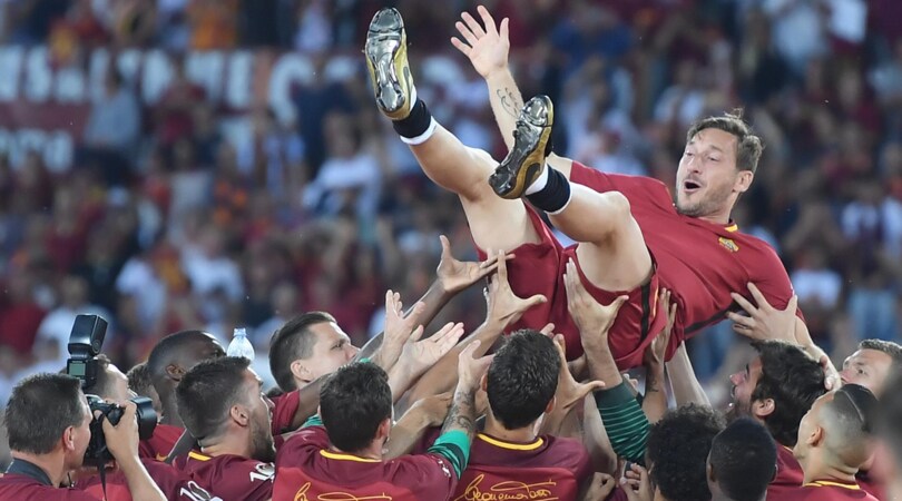 Roma, Totti lanciato in aria dai compagni