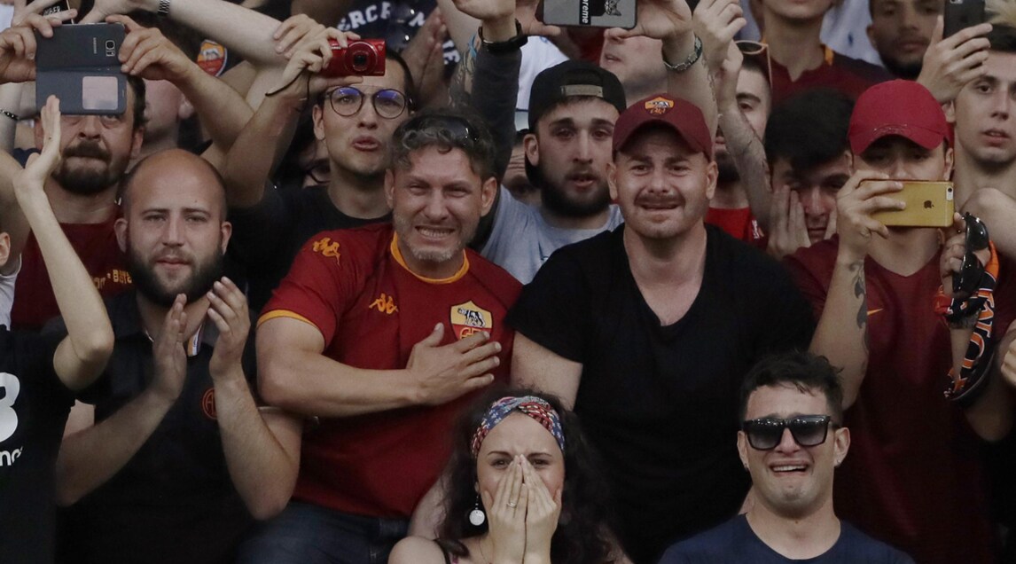 Totti, addio alla Roma: quanti tifosi in lacrime all'Olimpico