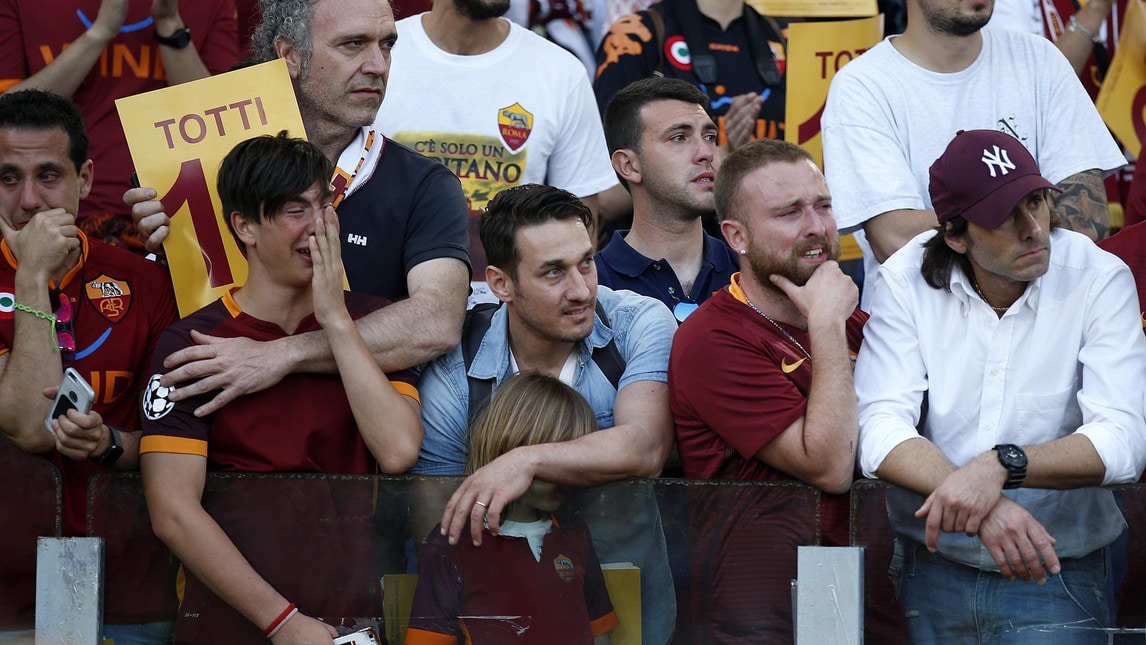 L'emozione dei tifosi per l'ultima partita all'Olimpico con la Roma del capitano