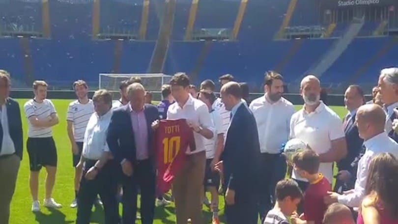 Primo ministro del Canada Justin Trudeau riceve la maglia di Totti