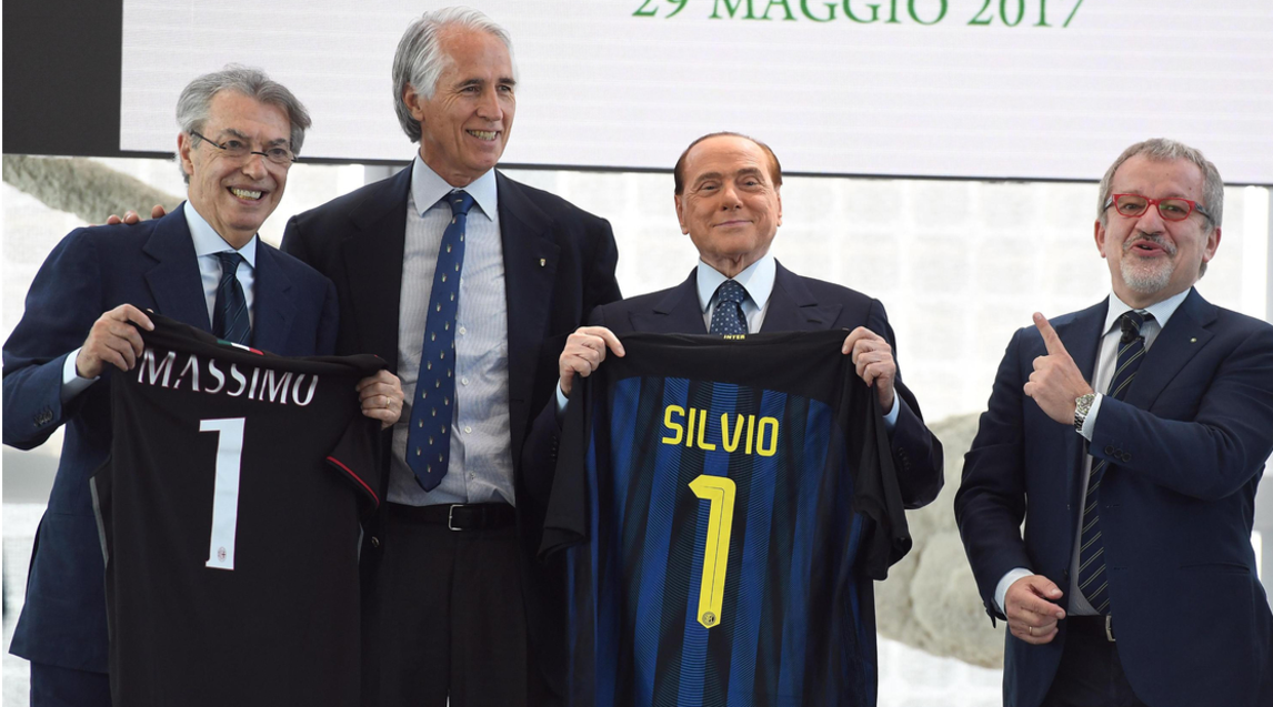 Moratti e Berlusconi, che risate per lo scambio delle maglie