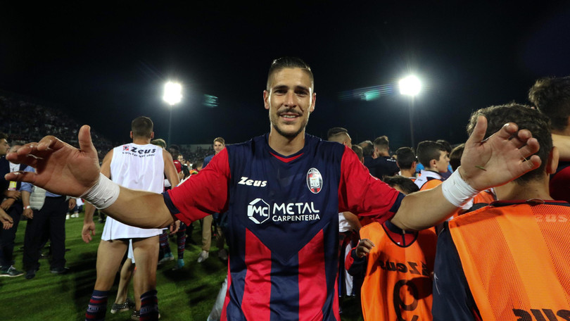 Calciomercato, Falcinelli saluta: «Racconterò a mia figlia favola Crotone»