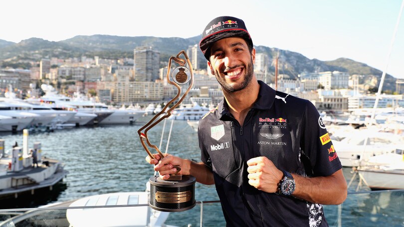 F1, che risate per Ricciardo e Verstappen: sfida in pista con le roulotte