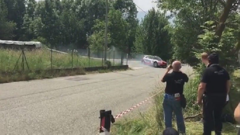 Tragedia al rally di Torino: l'auto sbanda e falcia la folla
