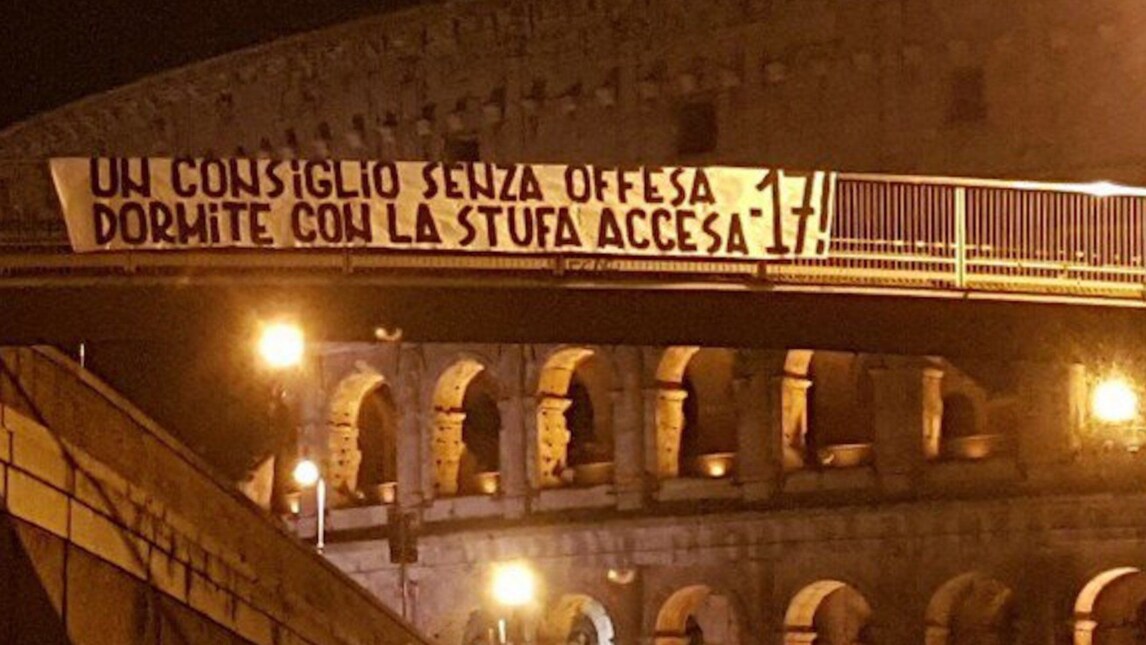 Roma, striscione al Colosseo per i tifosi della Lazio: «Dormite con la stufa accesa: -17»