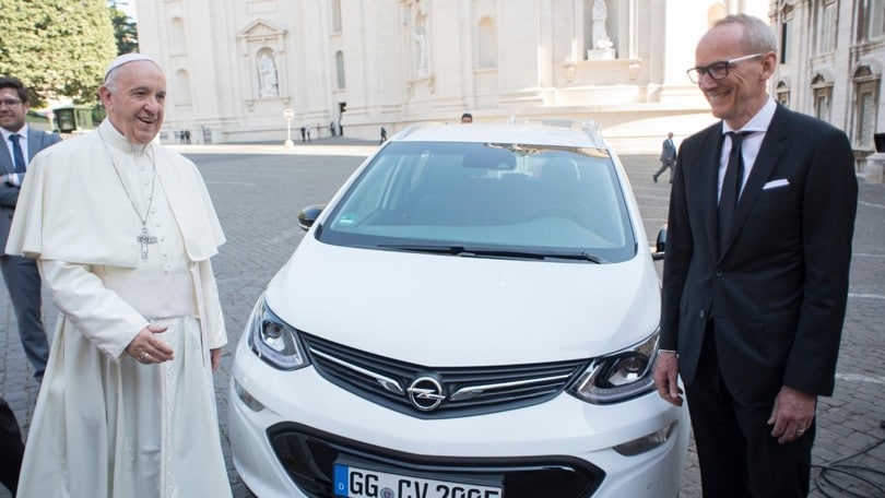 Opel dona una Ampera-e elettrica a Papa Francesco
