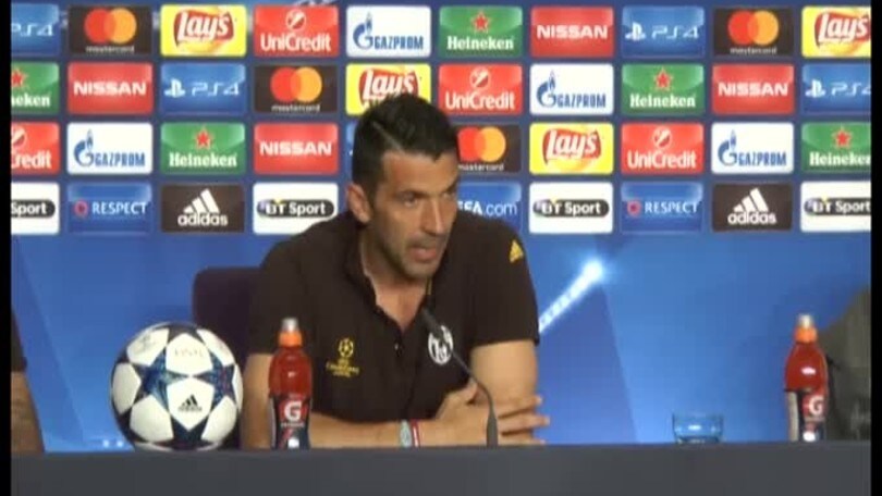 Buffon su Dani Alves: "Parlando con lui ho imparato un sacco"