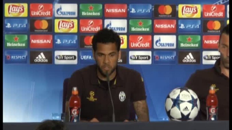 Dani Alves: "Consigli ai compagni? Dormire, perchè domani sera..."