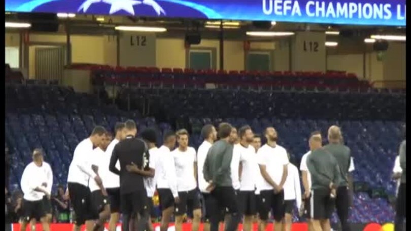 Sorrisi e buon umore: l'allenamento della Juventus a Cardiff
