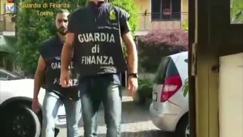 Champions: sequestrate magliette e gadgets contraffatti