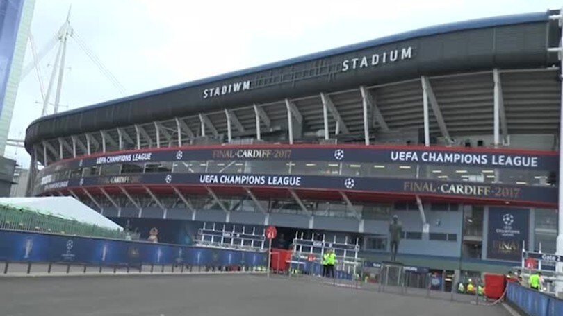 Cardiff: cresce l'attesa fuori dallo stadio