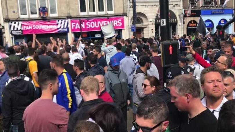 Cardiff si scalda per la Champions, cori e sciarpe ovunque