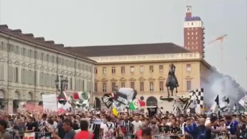 Torino: tifosi scatenati in Piazza San Carlo