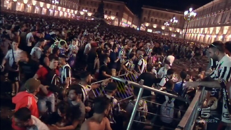 Paura a Torino: scene di panico in piazza San Carlo