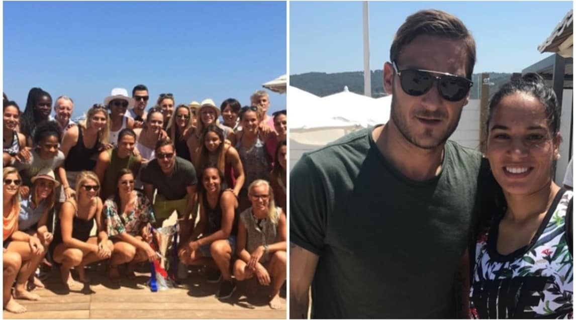 Totti fa impazzire Saint-Tropez: quanti selfie in spiaggia!