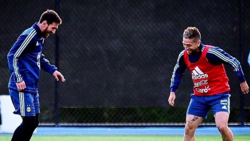 Argentina, Papu Gomez palleggia con Messi a Melbourne