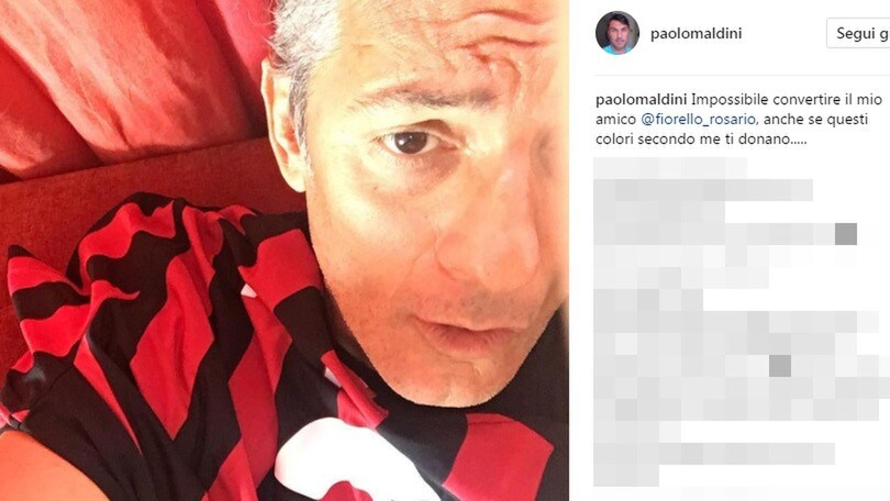 Maldini regala la maglia del Milan a Fiorello: «Questi colori ti donano»