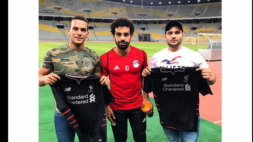 Calciomercato Roma: Salah già posa con i tifosi del Liverpool
