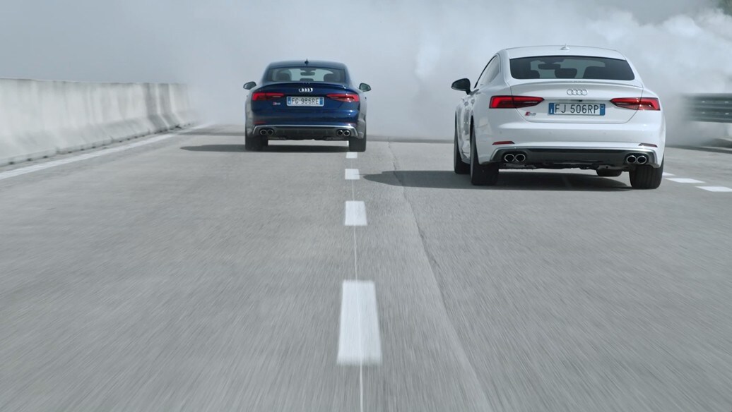 L'Audi corre nella nebbia, ma il pilota è non vedente