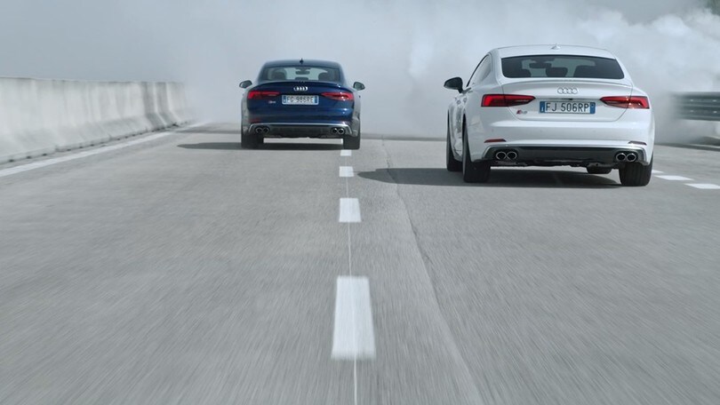 L'Audi corre nella nebbia, ma il pilota è non vedente