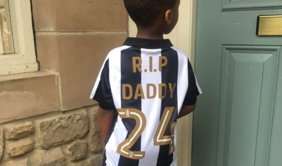 Il figlio di Tioté emoziona tutti con la maglia del papà