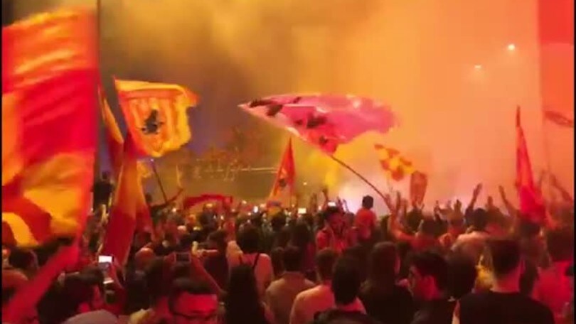 Il Benevento festeggia la Serie A con migliaia di tifosi
