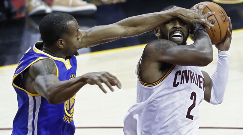 Irving stende Golden State, Cavaliers ancora vivi