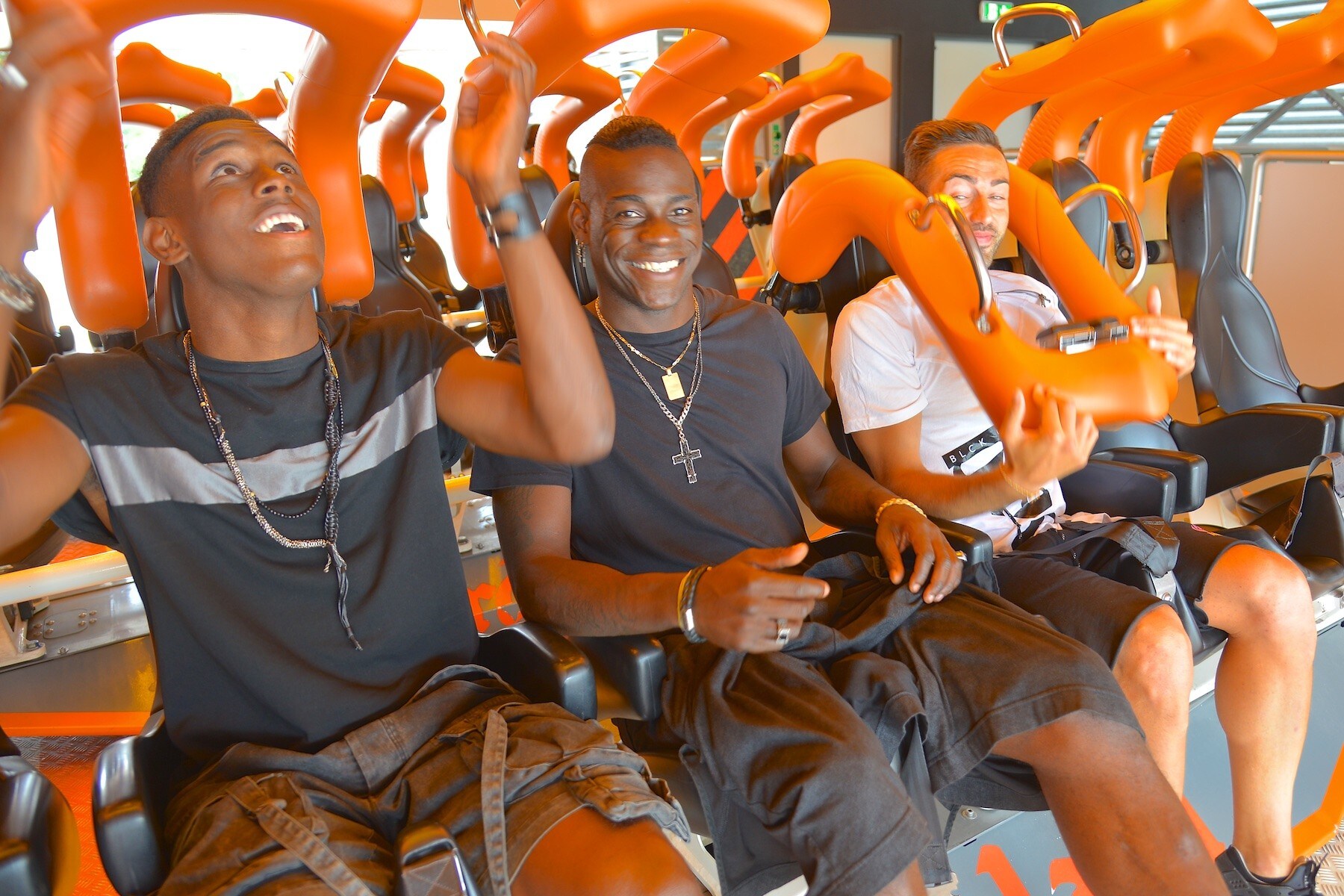 Balotelli, che sorrisi a Gardaland