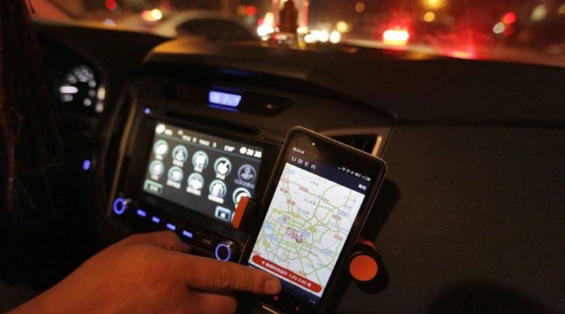 Telefono alla guida, via la patente: il Governo interviene