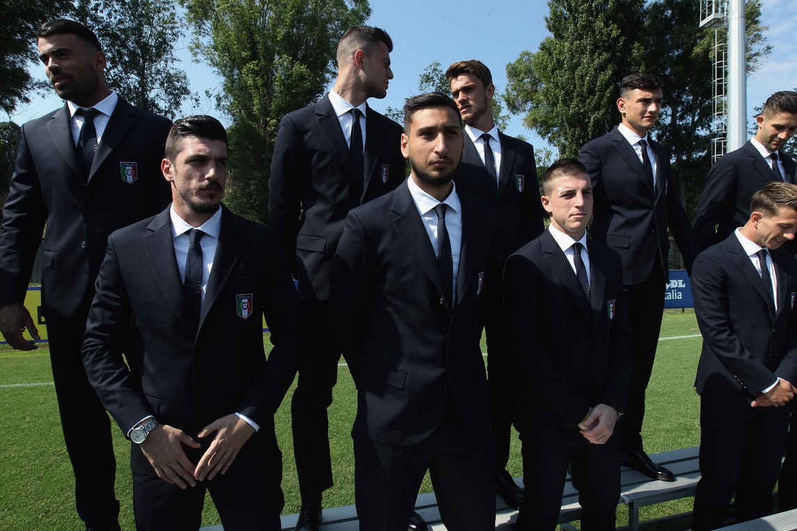 Europei Under 21, Italia in posa per la foto di squadra prima della partenza