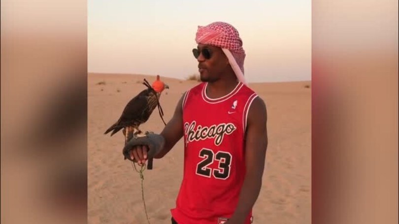 Evra chiacchiera nel deserto col falco