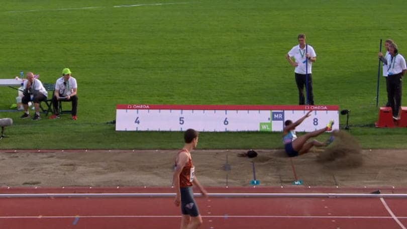 Salto in lungo, Okagbare perde la parrucca!