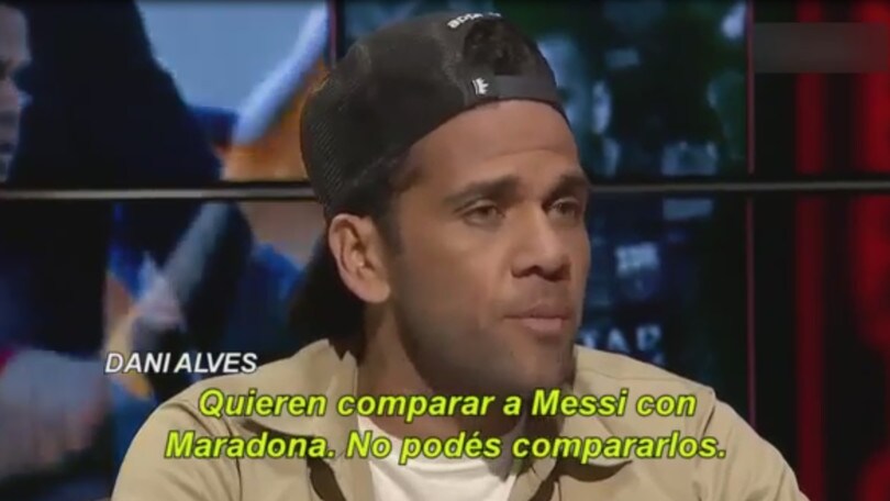 Dani Alves contro Maradona: «Quanti Palloni d'Oro ha vinto? Non è un esempio»