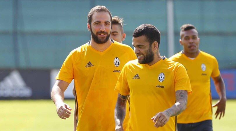 Higuain, strano video per Dani Alves: «È stato un piacere giocare con te»