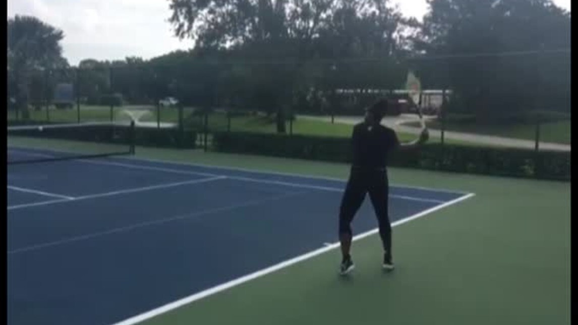 Tennis: Serena Williams si allena col pancione