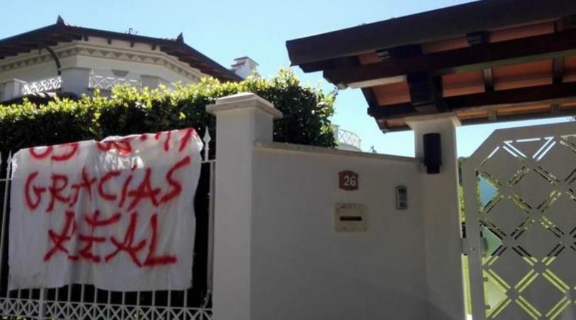 Striscione sotto casa Buffon: «Gracias Real Madrid»