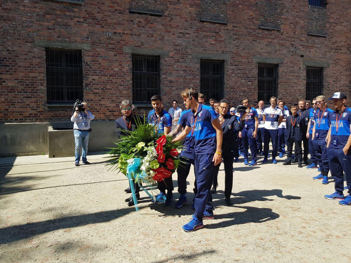 Italia Under 21 in visita ad Auschwitz prima della sfida con la Repubblica Ceca