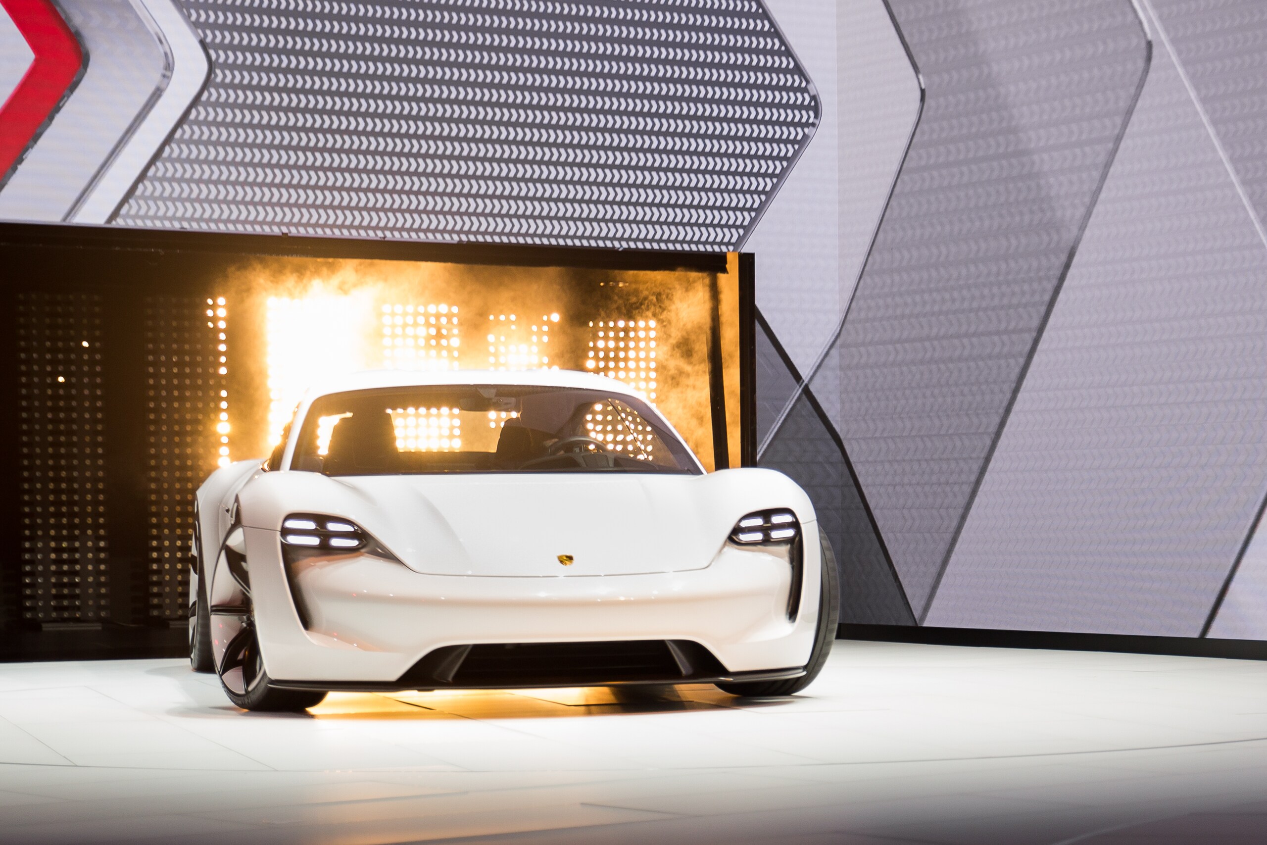 Porsche, 24 Ore per costruire il futuro elettrico