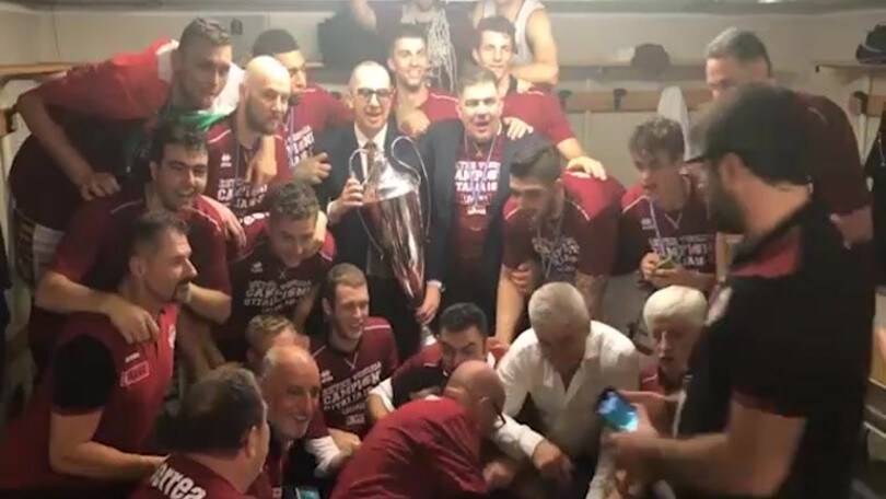 Venezia, che festa negli spogliatoi!