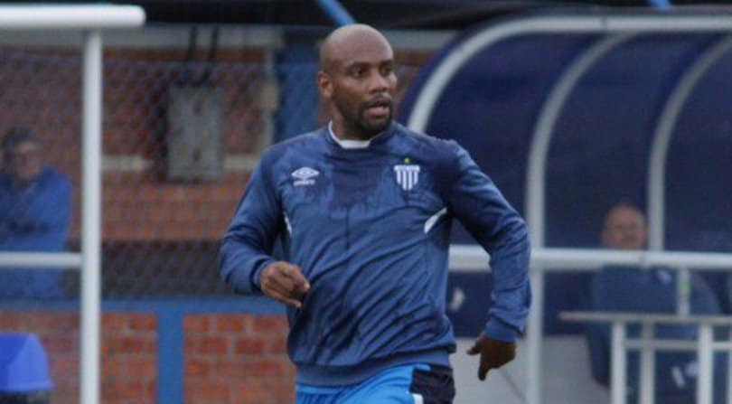 Brasile, per Maicon un ritorno da incubo: autogol e fischi