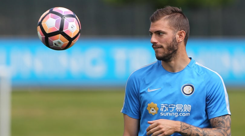Inter, è arrivato anche Santon