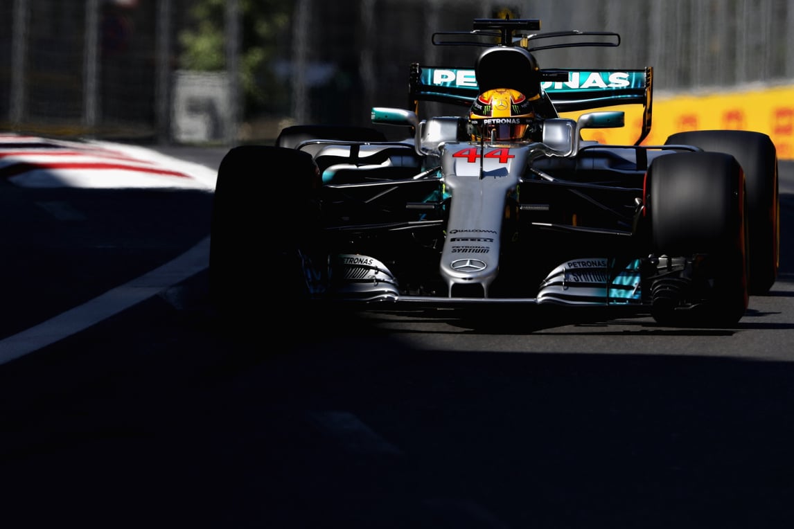 F1, Baku: Hamilton, pole da record! Seconda fila Ferrari