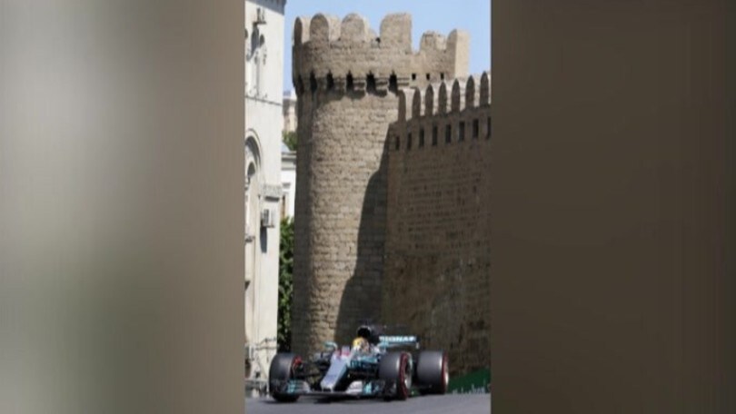 F1, Hamilton record: è pole, seconda fila per le Ferrari